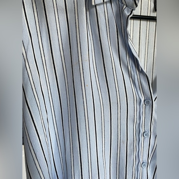 FOREVER21 Striped cropped button down. Blue, black and white - Picture 4 of 5